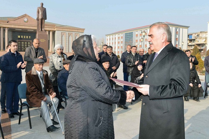 Vasif Talıbov ev və maşın payladı